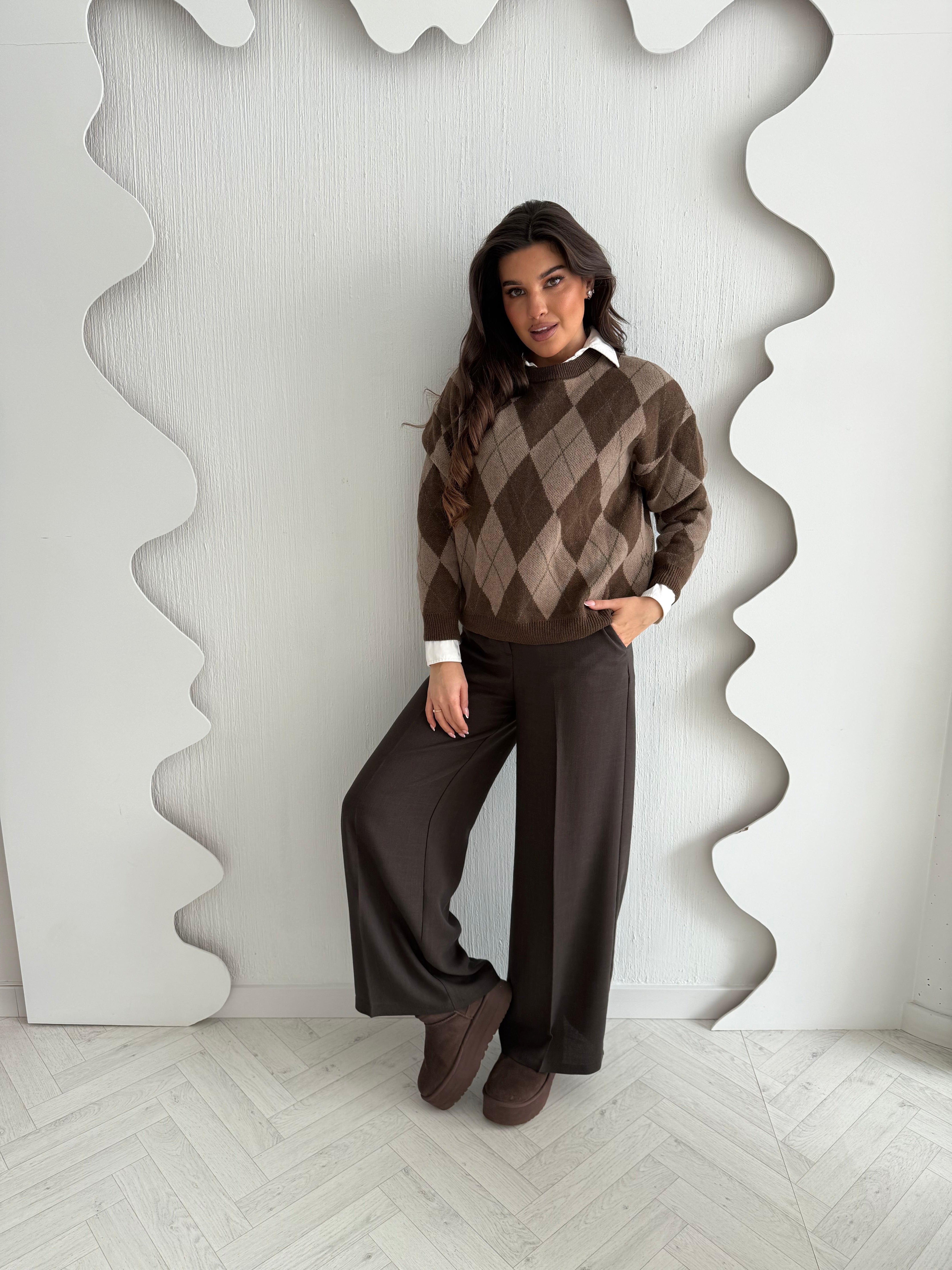 Sweter w romby czekoladowe