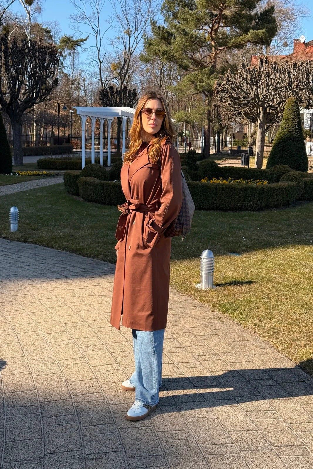ADRIANNA chocoladekleurige trenchcoat